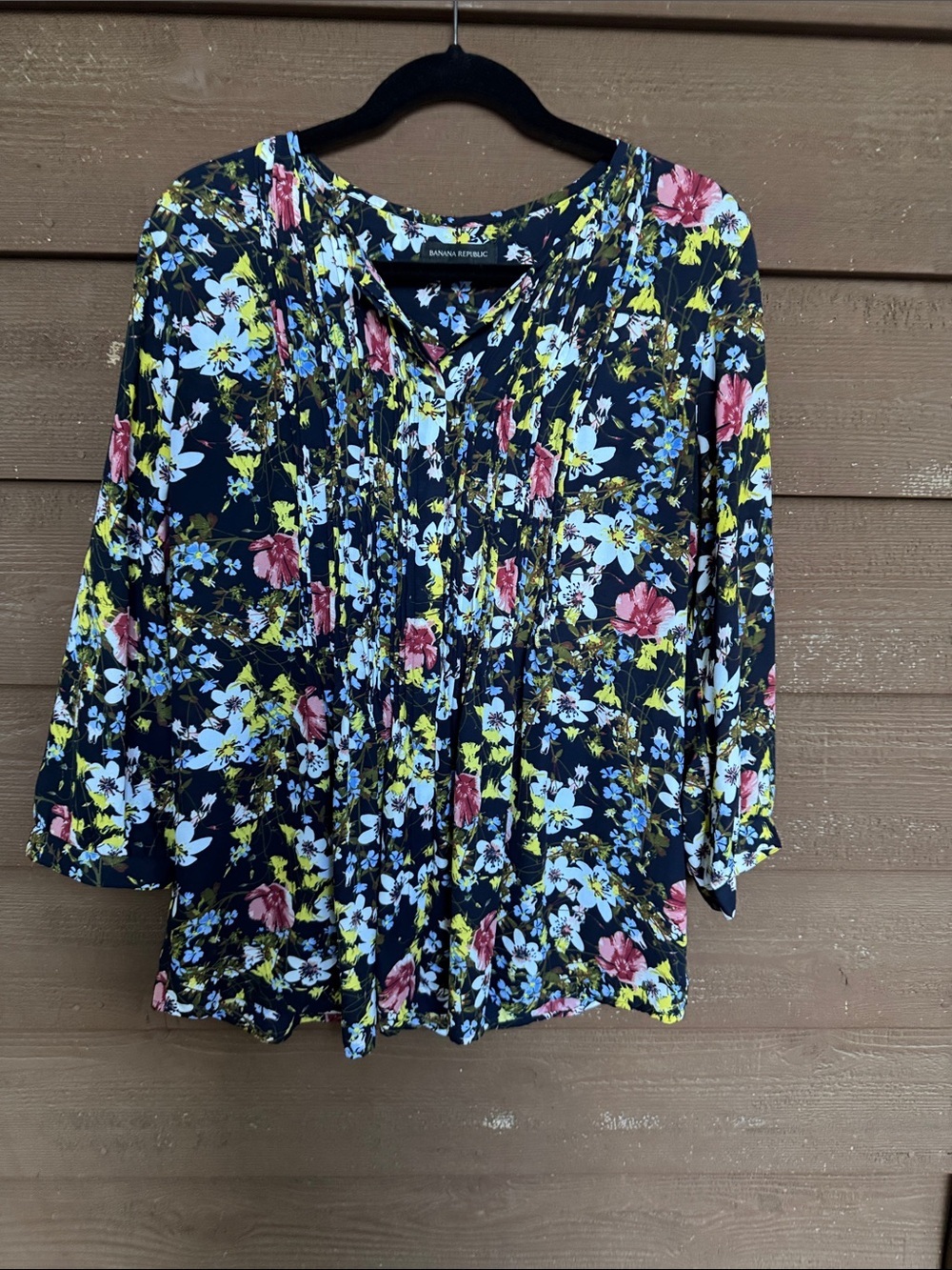 Banana Republic Black Floral Pleated V-Neck Button Down Blouse size Large